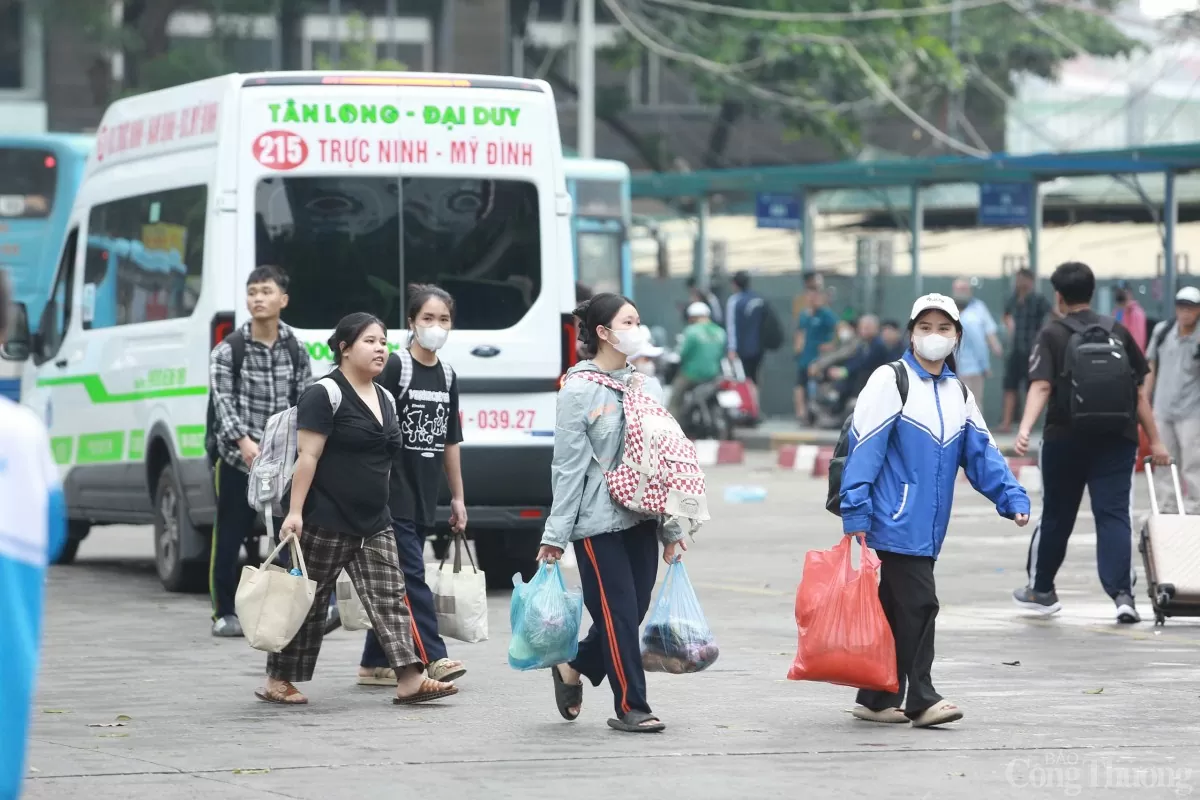Người dân ùn ùn trở lại Hà Nội sau kỳ nghỉ lễ Người dân ùn ùn trở lại Hà Nội sau kỳ nghỉ lễ