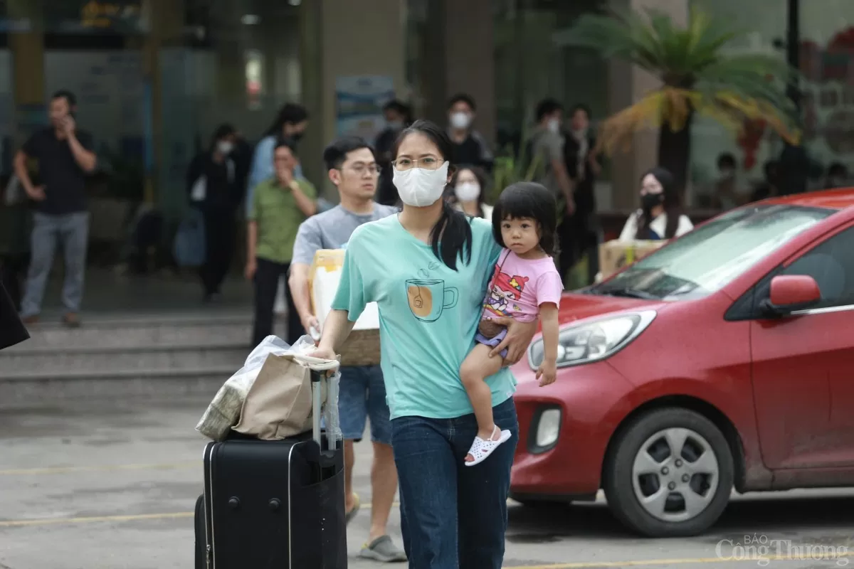 Người dân ùn ùn trở lại Hà Nội sau kỳ nghỉ lễ Người dân ùn ùn trở lại Hà Nội sau kỳ nghỉ lễ