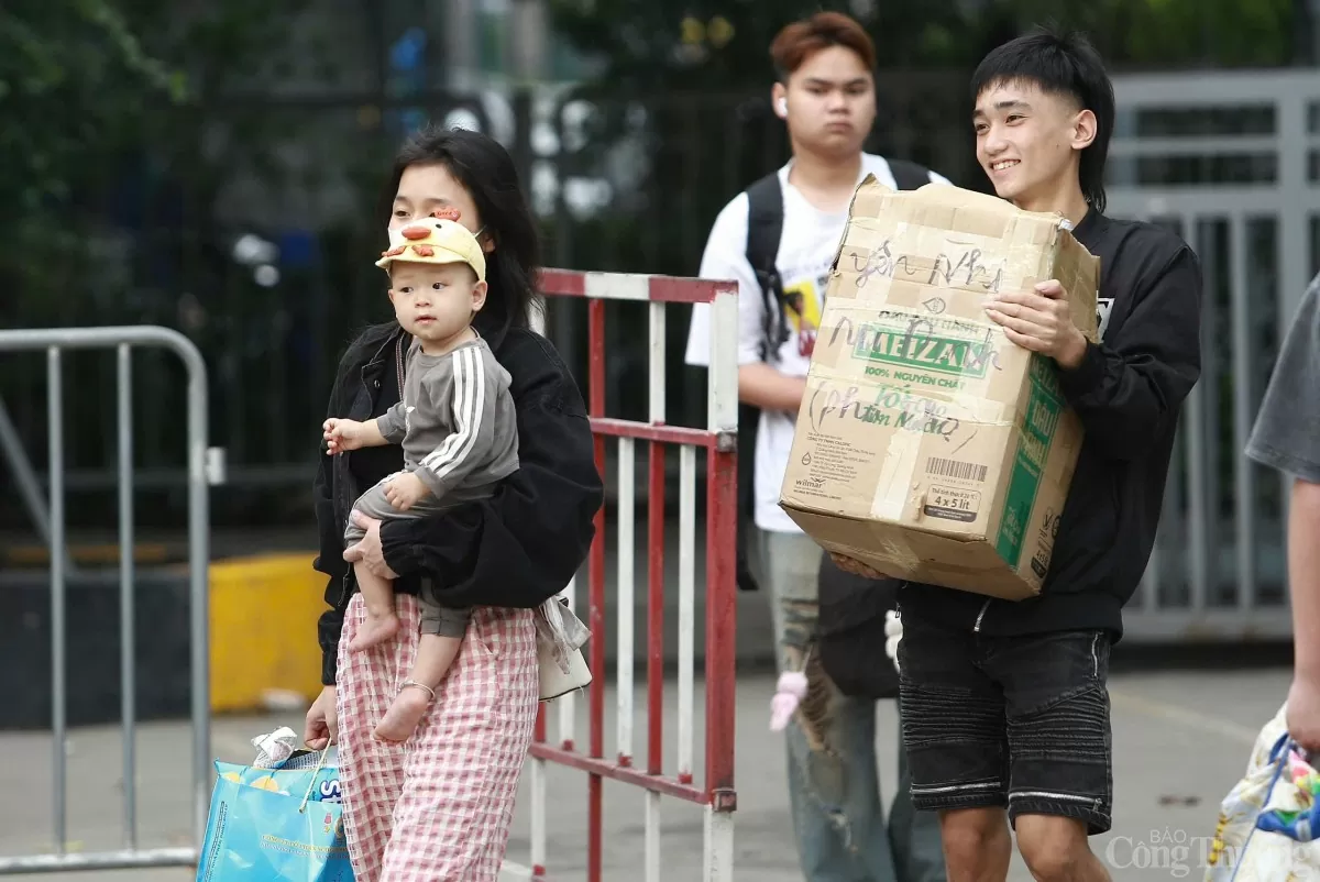 Người dân ùn ùn trở lại Hà Nội sau kỳ nghỉ lễ Người dân ùn ùn trở lại Hà Nội sau kỳ nghỉ lễ