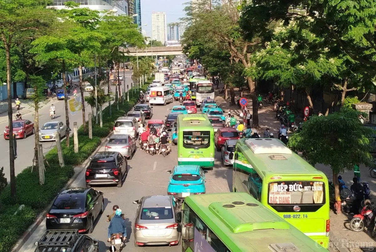 Người dân ùn ùn trở lại Hà Nội sau kỳ nghỉ lễ Người dân ùn ùn trở lại Hà Nội sau kỳ nghỉ lễ