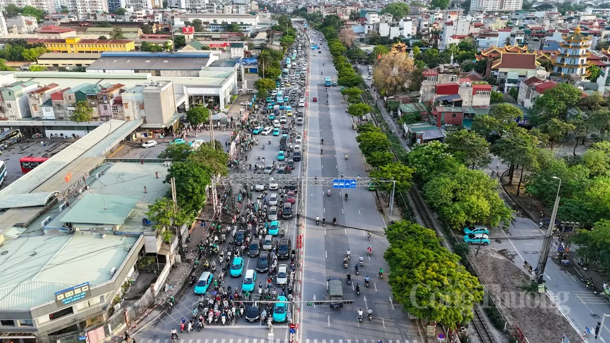 Hàngvạnngười trở lại Thủ đô, giao thông Hà Nội vẫn thông thoáng Hàng vạn người trở lại Thủ đô, giao thông Hà Nội vẫn