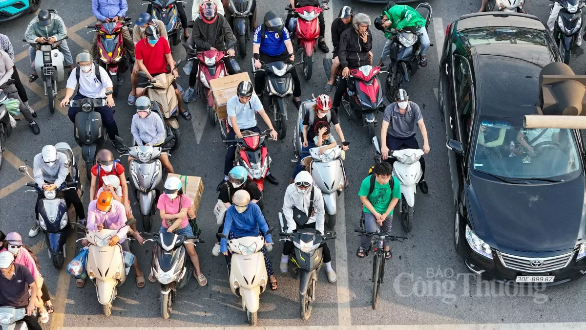 Hàngvạnngười trở lại Thủ đô, giao thông Hà Nội vẫn thông thoáng Hàng vạn người trở lại Thủ đô, giao thông Hà Nội vẫn