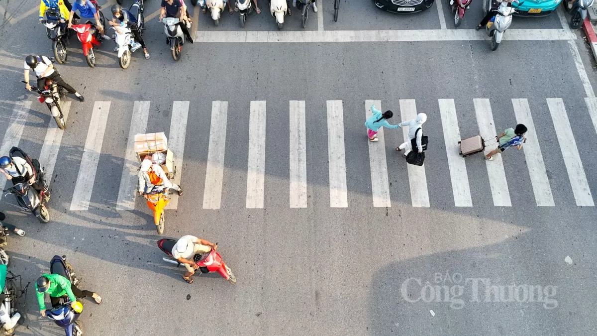 Hàng vạn người trở lại Thủ đô, giao thông Hà Nội vẫn