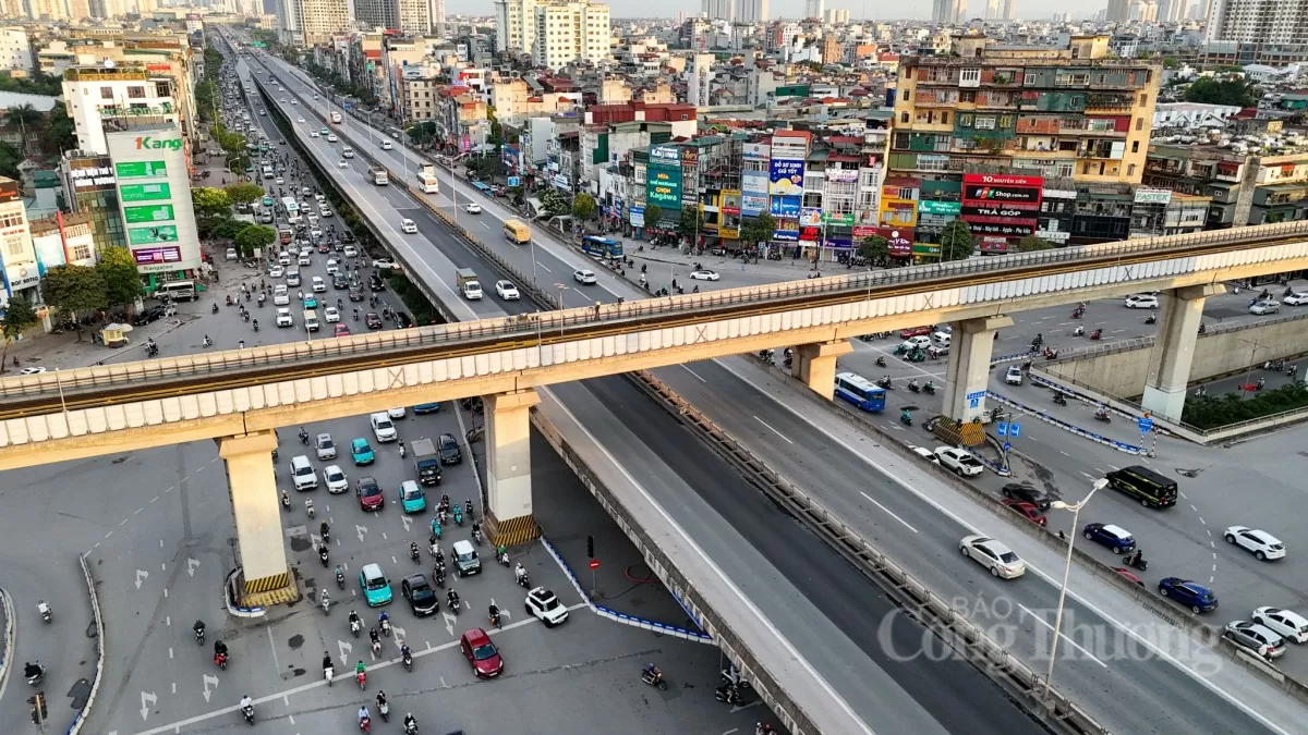 Hàngvạnngười trở lại Thủ đô, giao thông Hà Nội vẫn thông thoáng Hàng vạn người trở lại Thủ đô, giao thông Hà Nội vẫn