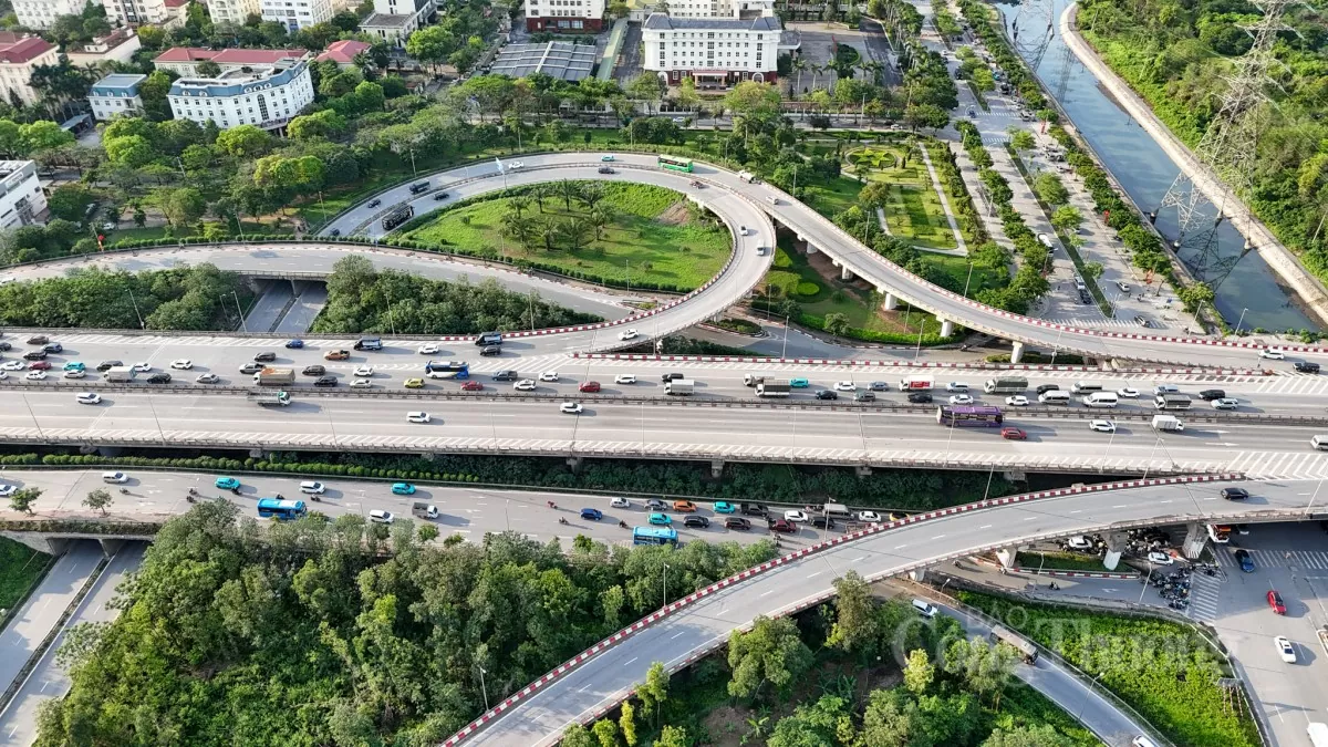 Hàngvạnngười trở lại Thủ đô, giao thông Hà Nội vẫn thông thoáng Hàng vạn người trở lại Thủ đô, giao thông Hà Nội vẫn