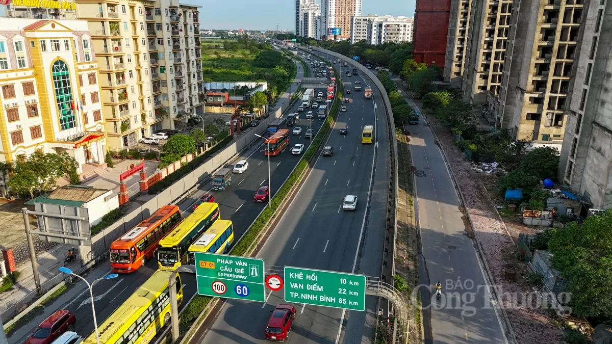 Hàngvạnngười trở lại Thủ đô, giao thông Hà Nội vẫn thông thoáng Hàng vạn người trở lại Thủ đô, giao thông Hà Nội vẫn
