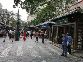 nguoi viet dang du lich tai cho theo cach rat rieng