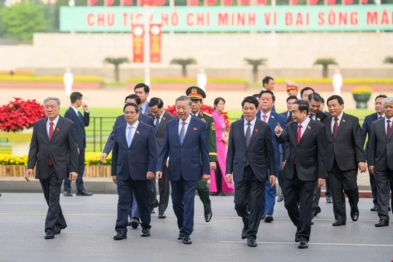 Đoàn đại biểu Quốc hội đặt vòng hoa và vào Lăng viếng Chủ tịch Hồ Chí Minh