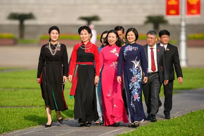 Đoàn đại biểu Quốc hội đặt vòng hoa và vào Lăng viếng Chủ tịch Hồ Chí Minh