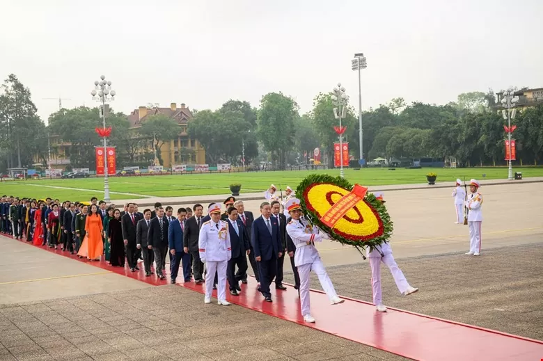 Đoàn đại biểu Quốc hội đặt vòng hoa và vào Lăng viếng Chủ tịch Hồ Chí Minh