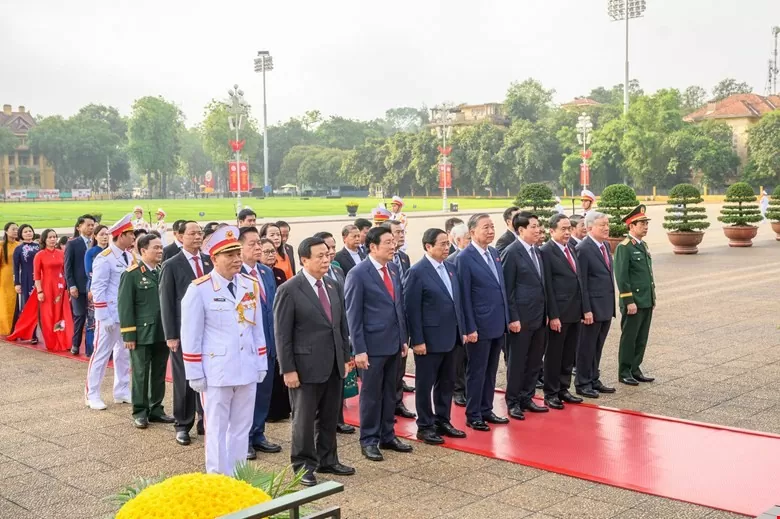 Đoàn đại biểu Quốc hội đặt vòng hoa và vào Lăng viếng Chủ tịch Hồ Chí Minh