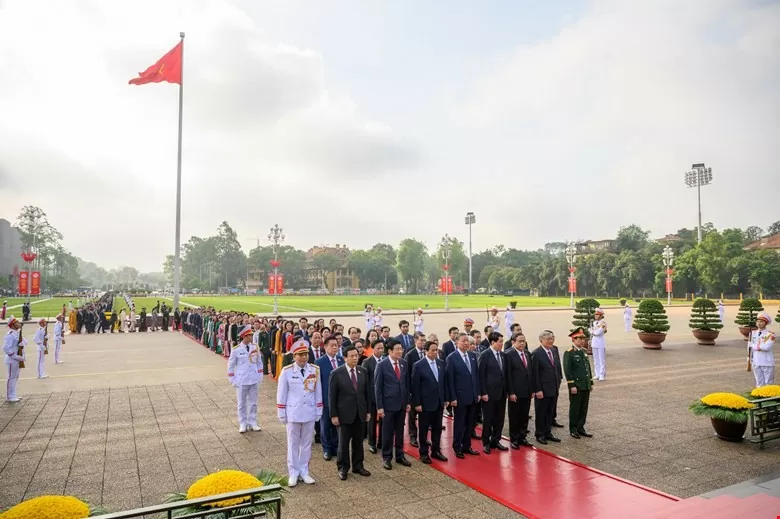 Đoàn đại biểu Quốc hội đặt vòng hoa và vào Lăng viếng Chủ tịch Hồ Chí Minh