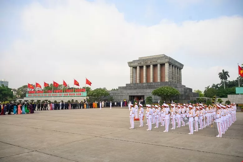 Đoàn đại biểu Quốc hội đặt vòng hoa và vào Lăng viếng Chủ tịch Hồ Chí Minh
