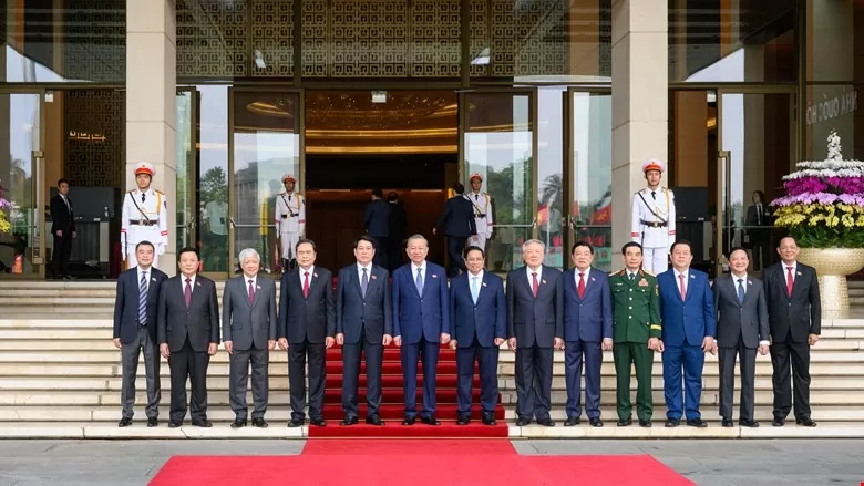 Đoàn đại biểu Quốc hội đặt vòng hoa và vào Lăng viếng Chủ tịch Hồ Chí Minh
