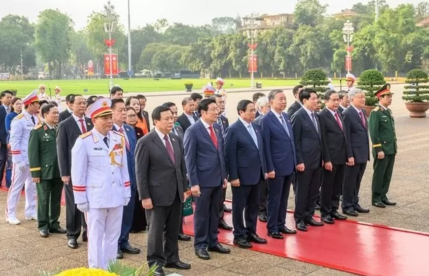 Đoàn đại biểu Quốc hội đặt vòng hoa và vào Lăng viếng Chủ tịch Hồ Chí Minh