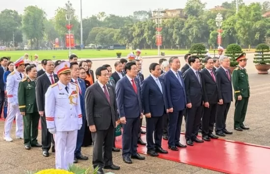 Đoàn đại biểu Quốc hội đặt vòng hoa và vào Lăng viếng Chủ tịch Hồ Chí Minh
