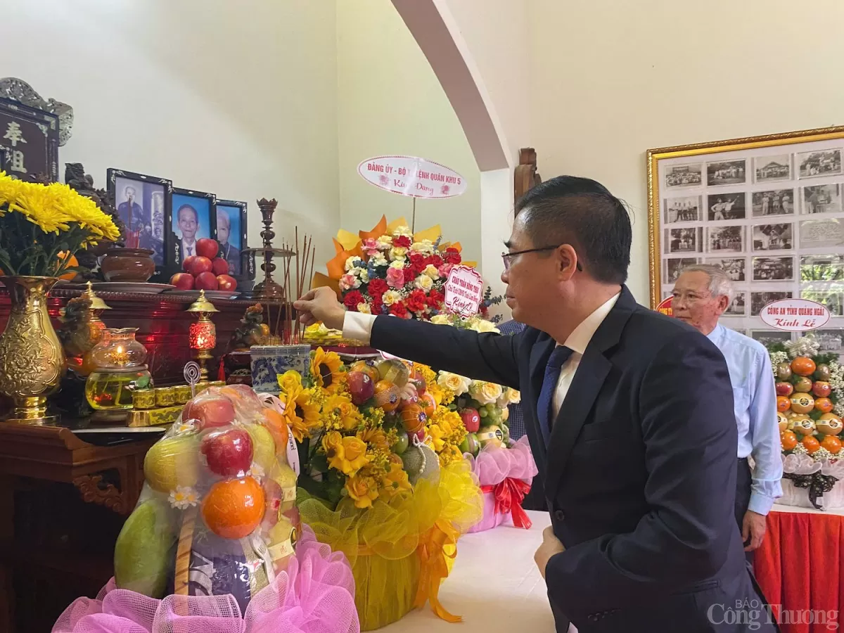 Chủ tịch UBND tỉnh Quảng Ngãi thắp hương tưởng nhớ đồng chí Trần Văn An