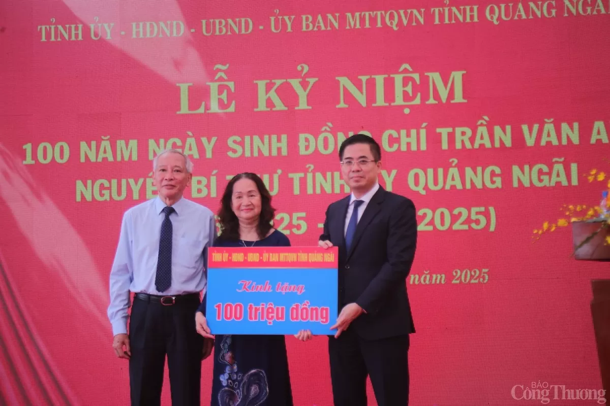 Cũng trong dịp này, lãnh đạo tỉnh Quảng Ngãi tặng quà cho gia đình đồng chí Trần Văn An. 