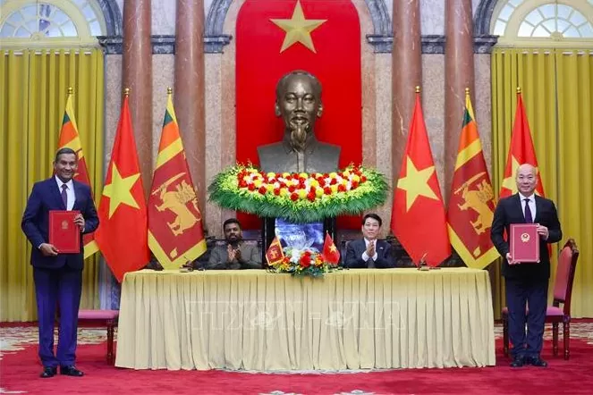Chủ tịch nước Lương Cường và Tổng thống Sri Lanka Anura Kumara Dissanayaka chứng kiến lễ ký kết, trao văn kiện hợp tác giữa hai nước về hợp tác xúc tiến thương mại giữa Cục Xúc tiến thương mại thuộc Bộ Công Thương Việt Nam và Ban Phát triển xuất khẩu Sri Lanka thuộc Bộ Công nghiệp và Phát triển Doanh nghiệp Sri Lanka. 