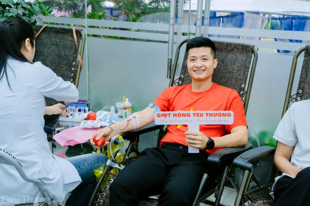 ‘Giọt hồng yêu thương' và sự sẻ chia sống có trách nhiệm