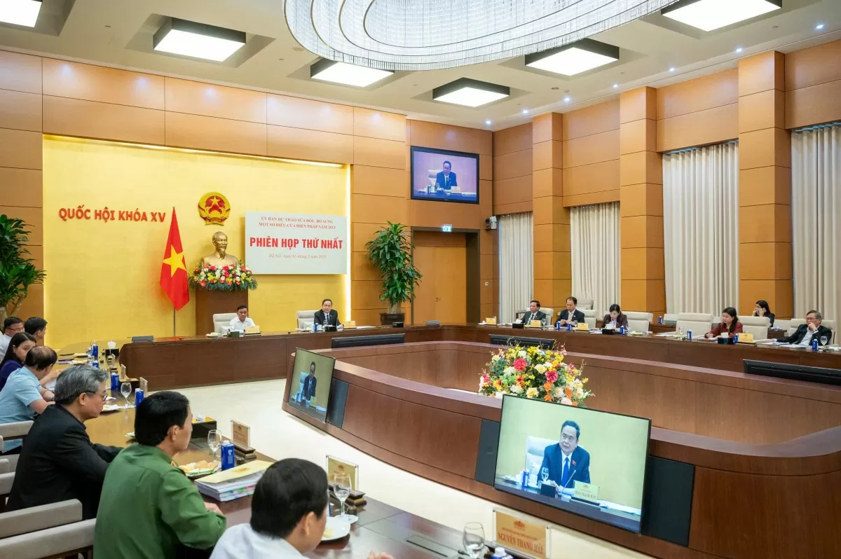 phiên họp thứ nhất của Ủy ban dự thảo sửa đổi, bổ sung một số điều của Hiến pháp năm 2013.