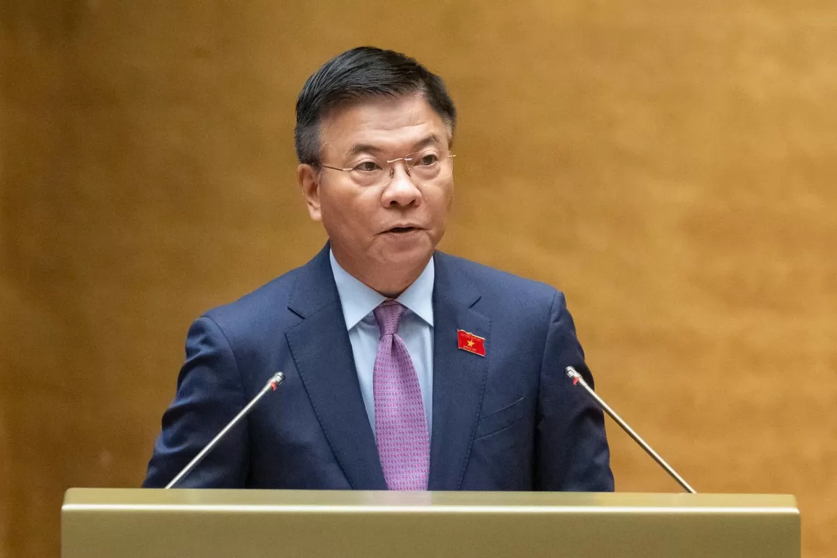 Phó Thủ tướng Lê Thành Long, thừa ủy quyền của Thủ tướng Chính phủ, đã trình bày Tờ trình Dự án Luật sửa đổi, bổ sung một số điều của Luật Chất lượng sản phẩm, hàng hóa trong khuôn khổ Kỳ họp thứ 9, Quốc hội khóa XV