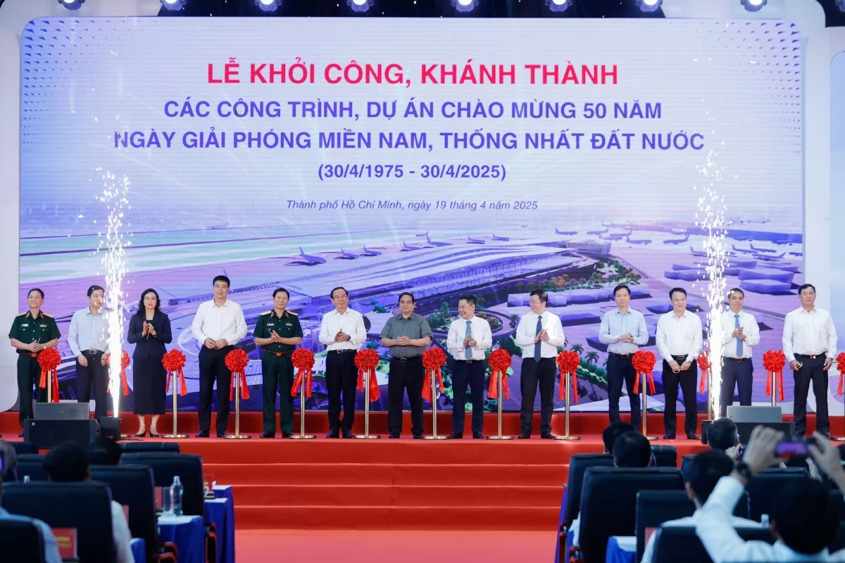 Thủ tướng Chính phủ và các đại biểu thực hiện nghi thức cắt băng khởi công, khánh thành các công trình, dự án chào mừng 50 năm Ngày Giải phóng miền Nam, thống nhất đất nước - Ảnh: VGP/Nhật Bắc
