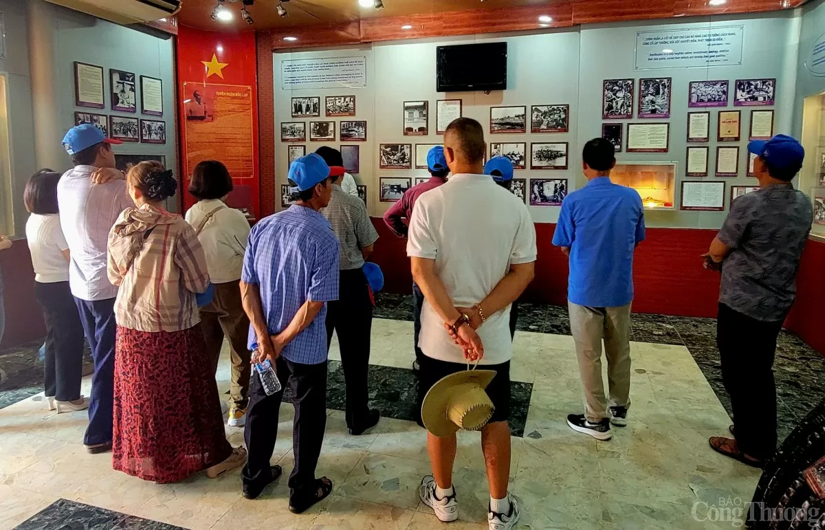 Thăm Bảo tàng Hồ Chí Minh - nơi Bác Hồ ra đi tìm đường cứu nước