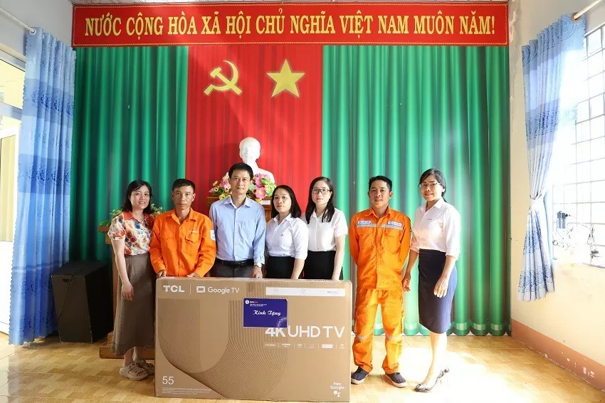 Đại diện Trường TH &THCS Phan Đình Giót, xã Đắk R’moan nhận tivi từ đơn vị tài trợ