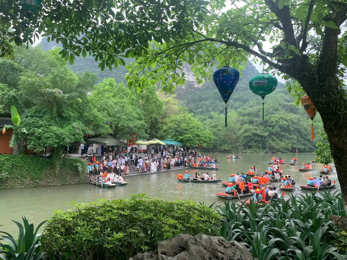 Khách du lịch tại Ninh Bình. Ảnh: Trung tâm thông tin xúc tiến du lịch Ninh Bình