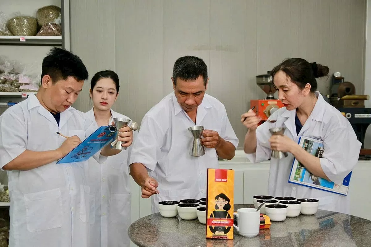 Sau khi các chuyên gia nếm thử và hoàn tất các công đoạn cuối cùng 3.600 gói cà phê Miss Ede Vietnam Robusta lên đường tới Hàn Quốc 