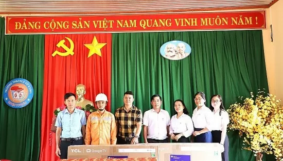 Nữ công PC Đắk Nông trao tặng tivi cho các trường học