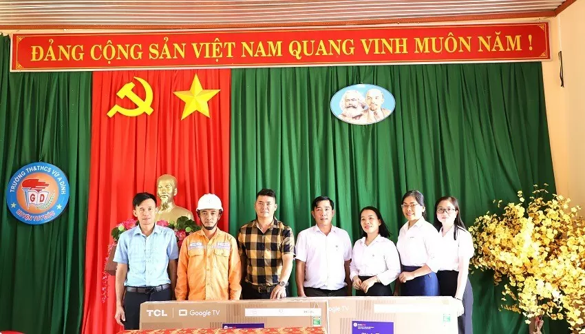 Đại diện Nữ công PC Đắk Nông trao tặng ti vi cho Trường TH &THCS Vừ A Dính, xã Đắk Ngo, huyện Tuy Đức  (Ảnh: PC Đắk Nông)