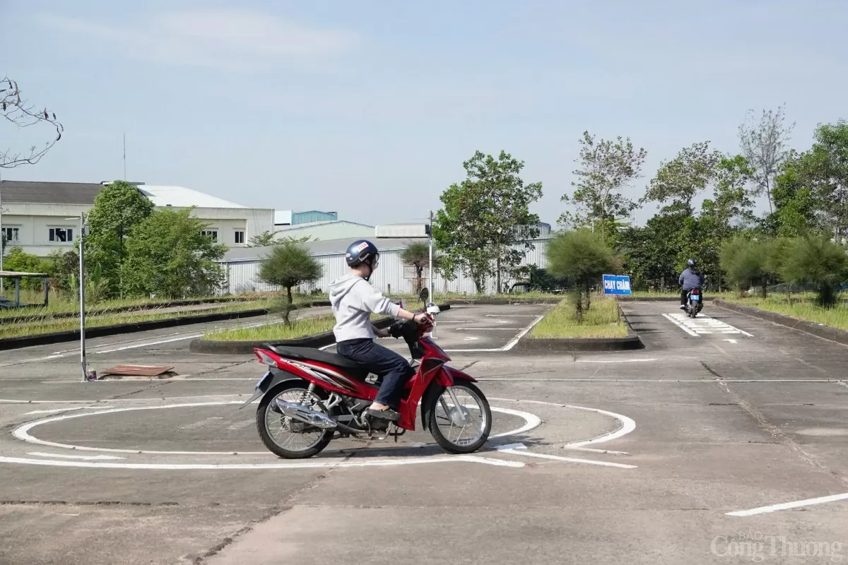 Các thí sinh tham gia sát hạch lái xe sáng 6/5