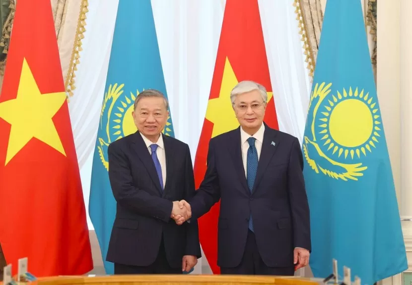Tổng Bí thư Tô Lâm và Tổng thống Kazakhstan Kassym-Jomart Tokayev chụp ảnh chung trước hội đàm cấp Nhà nước (Ảnh: Thống Nhất - TTXVN).