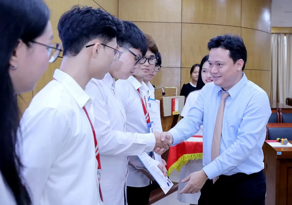 Petrolimex trao học bổng cho sinh viên Đại học Bách khoa Hà Nội
