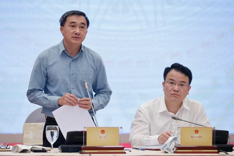 Thứ trưởng Bộ Y tế Trần Văn Thuấn cung cấp thông tin về việc thực hiện chủ trương miễn viện phí cho toàn dân - Ảnh: VGP/Nhật Bắc