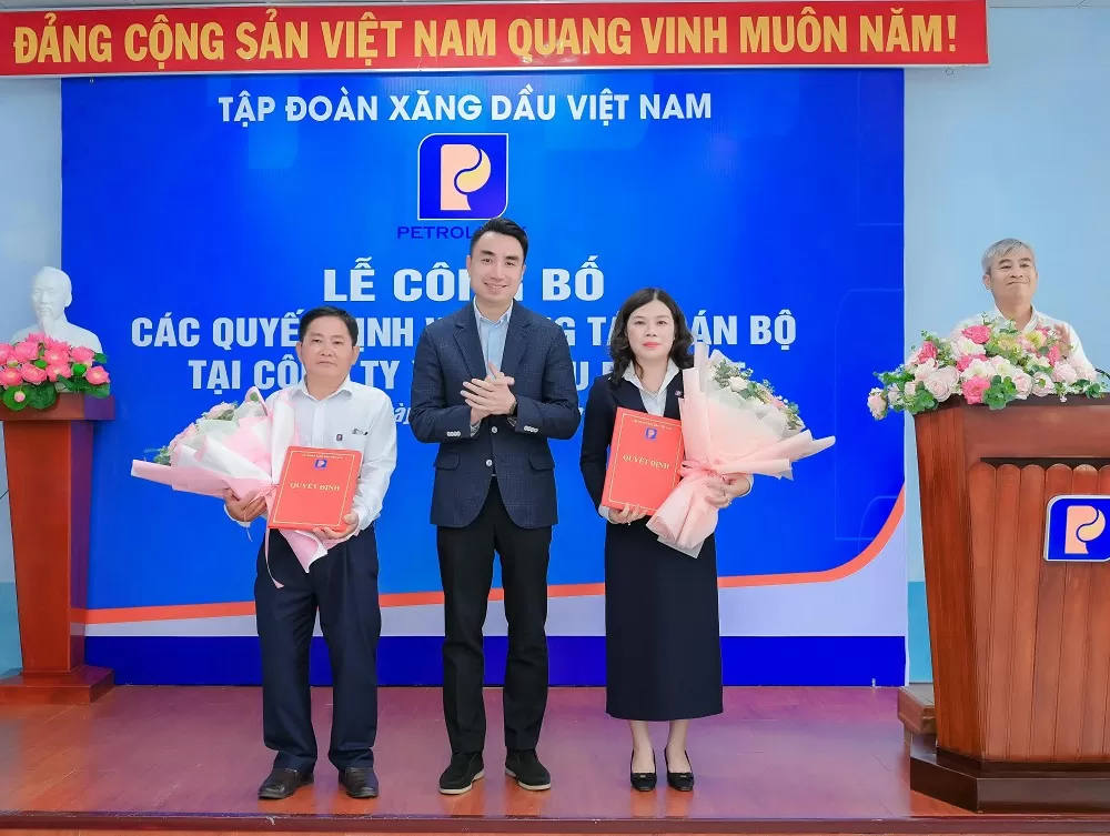 Ông Trần Tuấn Linh - Thành viên HĐQT Petrolimex trao các quyết định về công tác cán bộ tại Petrolimex Bến Tre
