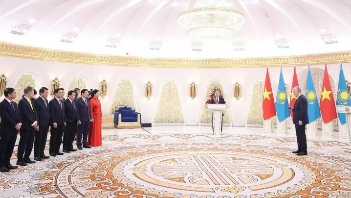 tong bi thu to lam duoc trao huan chuong huu nghi dostyk hang nhat tai kazakhstan
