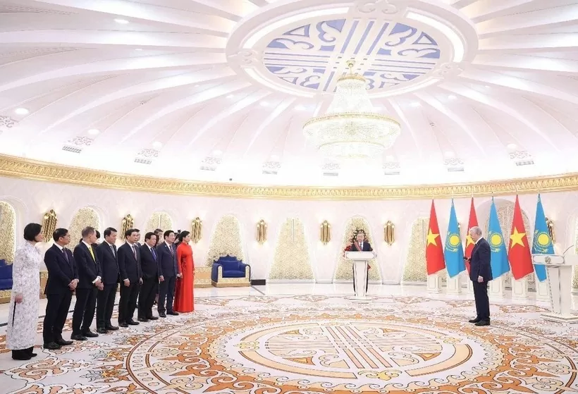 Lễ trao tặng Huân chương Hữu nghị hạng Nhất của Kazakhstan cho Tổng Bí thư Tô Lâm. Ảnh: TTXVN