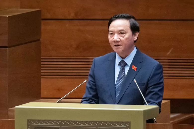, Phó Chủ tịch Quốc hội Nguyễn Khắc Định, đại diện Ủy ban Dự thảo sửa đổi, bổ sung một số điều của Hiến pháp  đã trình bày trước Quốc hội . Ảnh: VPQH