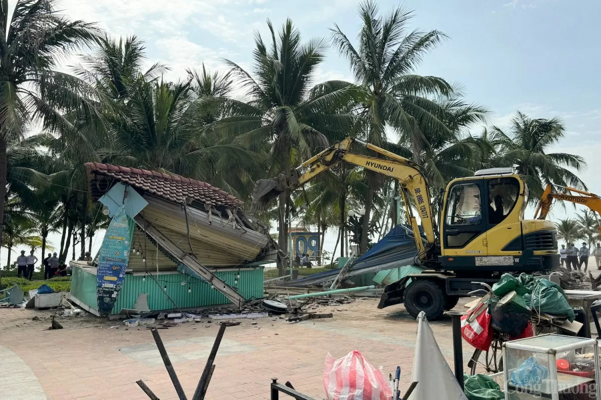 Thành phố Đà Nẵng cưỡng chế tháo dỡ 7 ki-ốt ven biển đường Võ Nguyên Giáp