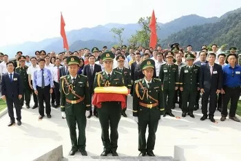 dien bien khanh thanh cot co a pa chai bieu tuong thieng lieng noi cuc tay to quoc