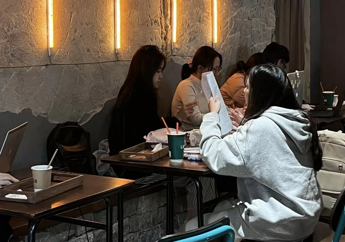 Sự thay đổi trong thói quen chi tiêu của người tiêu dùng, đặc biệt là thế hệ Gen Z đang khiến các doanh nghiệp F&B phải điều chỉnh nhanh chóng. Ảnh: Nguyễn Vy