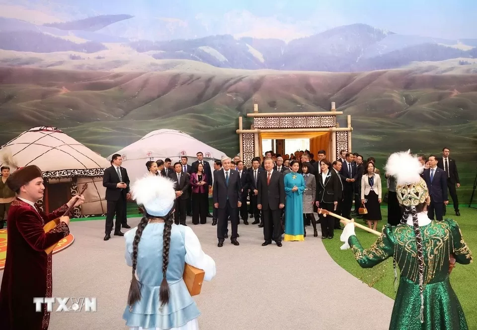 Tổng Bí thư Tô Lâm tham quan Làng Văn hóa Dân tộc Kazakhstan