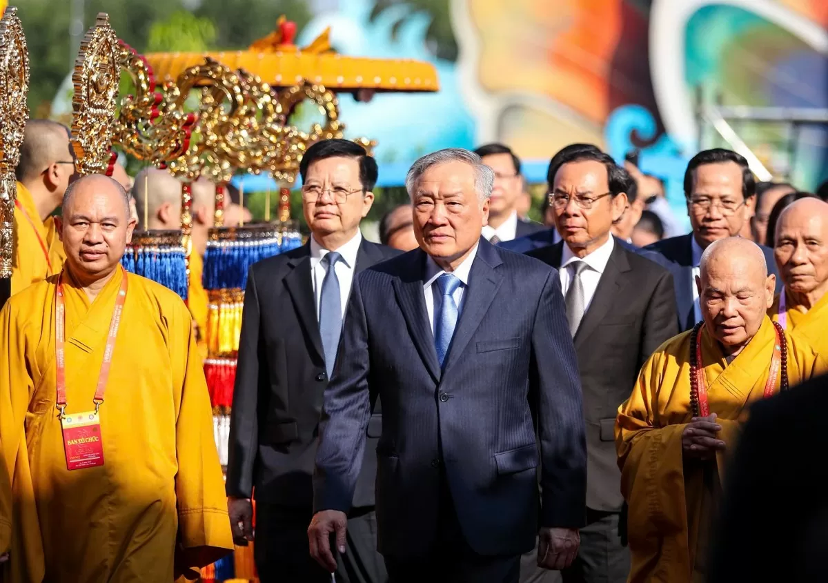 Ủy viên Bộ Chính trị, Phó thủ tướng Thường trực Nguyễn Hòa Bình; Ủy viên Bộ Chính trị, Bí thư Thành ủy TP.HCM Nguyễn Văn Nên; Phó thủ tướng Mai Văn Chính; Bộ trưởng Bộ Dân tộc và Tôn giáo Đào Ngọc Dung tham dự bế mạc đại lễ Vesak 2025. Ảnh: Nhật Thịnh