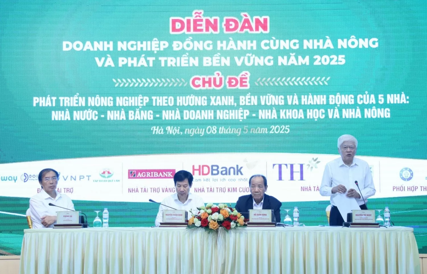 Toàn cảnh diễn đàn