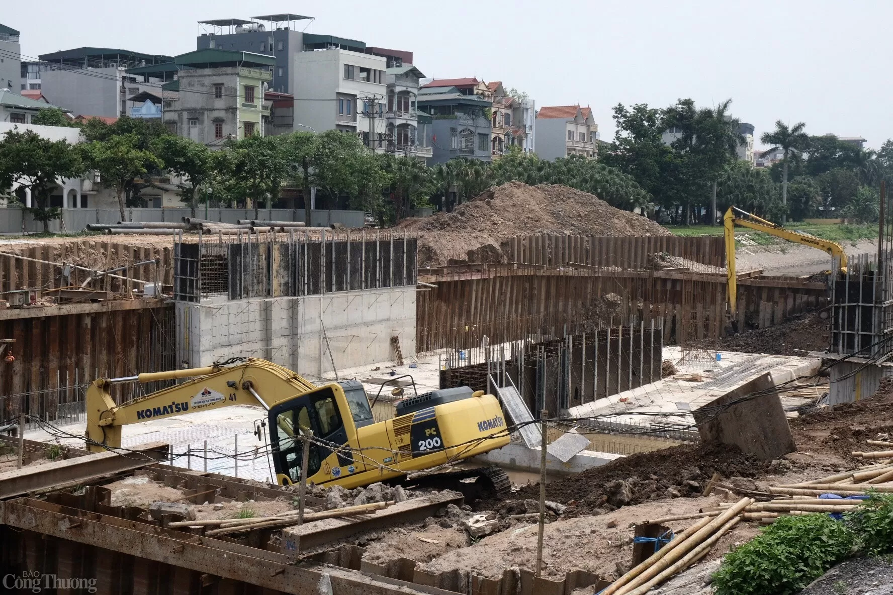 Về vị trí, đập dâng đầu tiên này được xây dựng ở phía thượng lưu cầu Quang – thuộc xã Thanh Liệt, huyện Thanh Trì. Đây là một trong ba đập dâng nằm trong phương án điều tiết mực nước sông Tô Lịch, bên cạnh hai vị trí khác sẽ được triển khai tại cầu Cót (phường Yên Hòa, quận Cầu Giấy) và cầu Dậu (khu vực Linh Đàm, quận Hoàng Mai). Về vị trí, đập dâng đầu tiên này được xây dựng ở phía thượng lưu cầu Quang – thuộc xã Thanh Liệt, huyện Thanh Trì. Đây là một trong ba đập dâng nằm trong phương án điều tiết mực nước sông Tô Lịch, bên cạnh hai vị trí khác sẽ được triển khai tại cầu Cót (phường Yên Hòa, quận Cầu Giấy) và cầu Dậu (khu vực Linh Đàm, quận Hoàng Mai).