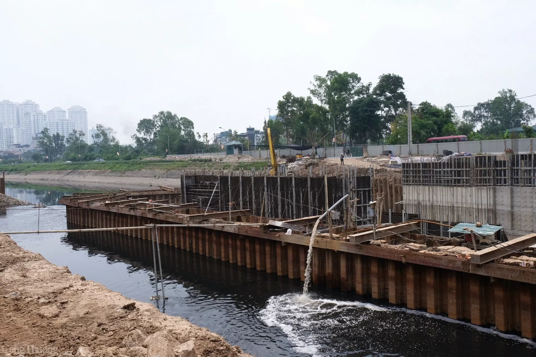 Trong những năm qua, tình trạng sông Tô Lịch bị cạn nước theo mùa, đặc biệt vào mùa khô, đã khiến dòng sông không thể làm tốt chức năng điều tiết, đồng thời gia tăng tình trạng ô nhiễm kéo dài. Vì vậy, các công trình đập dâng – mà trước tiên là đập tại cầu Quang – được kỳ vọng sẽ góp phần duy trì mực nước ổn định cho sông, đồng thời đóng vai trò quan trọng trong việc cải tạo môi trường nước và chỉnh trang đô thị dọc tuyến sông. Trong những năm qua, tình trạng sông Tô Lịch bị cạn nước theo mùa, đặc biệt vào mùa khô, đã khiến dòng sông không thể làm tốt chức năng điều tiết, đồng thời gia tăng tình trạng ô nhiễm kéo dài. Vì vậy, các công trình đập dâng – mà trước tiên là đập tại cầu Quang – được kỳ vọng sẽ góp phần duy trì mực nước ổn định cho sông, đồng thời đóng vai trò quan trọng trong việc cải tạo môi trường nước và chỉnh trang đô thị dọc tuyến sông.