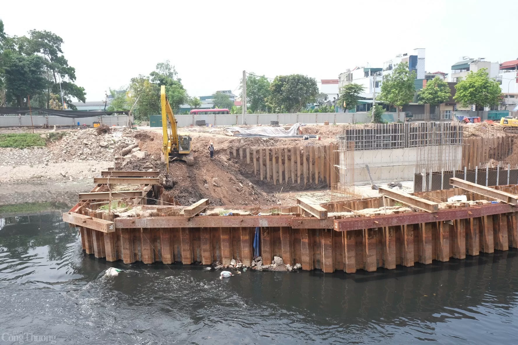 Trong lòng đập, các đơn vị thi công tích cực huy động cả máy móc lẫn nhân lực để thực hiện thi công nền sàn và đổ bê tông bao phủ. Trong lòng đập, các đơn vị thi công tích cực huy động cả máy móc lẫn nhân lực để thực hiện thi công nền sàn và đổ bê tông bao phủ.